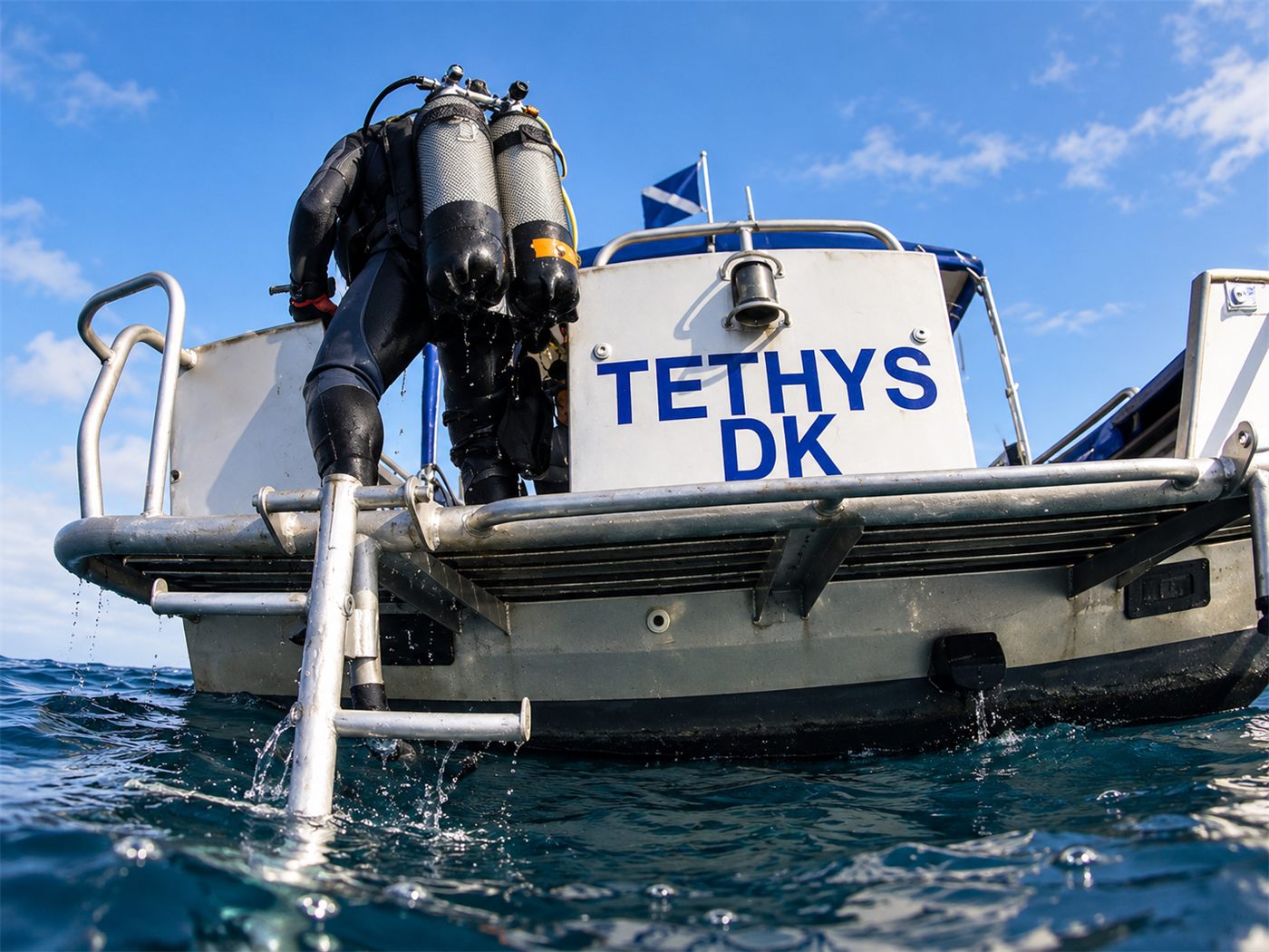 Plongeur remontant à bord de Téthys, le bateau du club